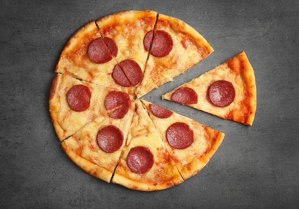 Gustosa Pizza Salame Piccante Sulla Tavola Grigia Stesa Piatta — Foto Stock
