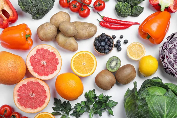 Beyaz Arka Planda Vitamini Bakımından Zengin Farklı Ürünler Üst Görünüm — Stok fotoğraf