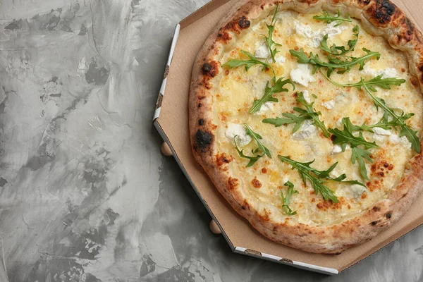 Heerlijke Kaaspizza Met Arugula Afhaaldoos Grijze Tafel Bovenaanzicht — Stockfoto