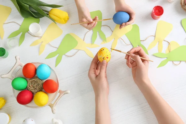 Mutter Und Kind Bemalen Ostereier Tisch Draufsicht — Stockfoto