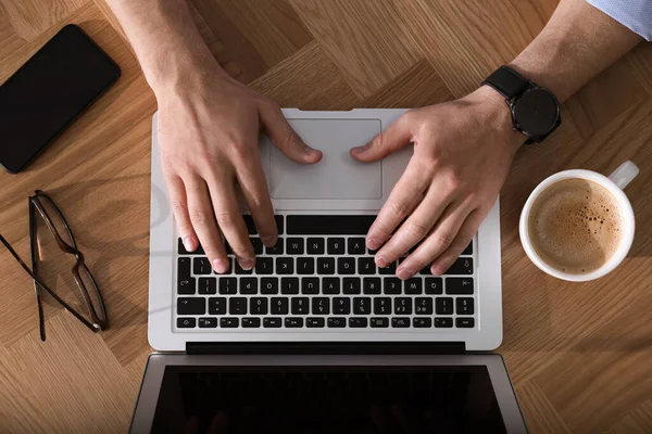 Homem Com Laptop Xícara Café Smartphone Mesa Madeira Vista Superior — Fotografia de Stock