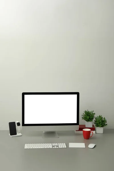 Moderner Arbeitsplatz Mit Computer Ladegeräten Und Zimmerpflanzen Innenarchitektur — Stockfoto
