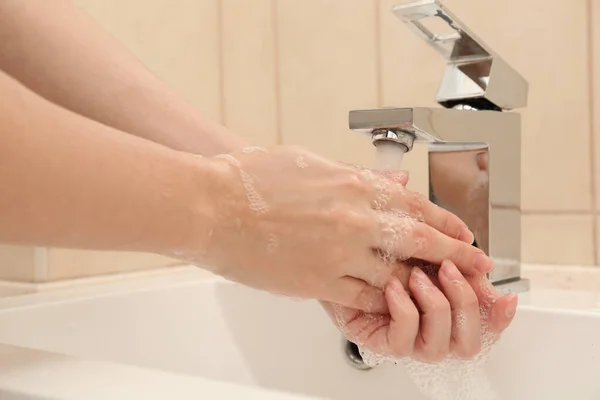 Banyoda Ellerini Antiseptik Sabunla Yıkayan Kadın Yakın Plan — Stok fotoğraf