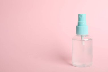 Pembe arka planda antiseptik sprey. Metin için boşluk