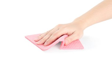 Beyaz arka planda paçavrası olan bir kadın, eli yakın.