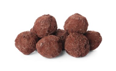Beyaz üzerine izole edilmiş lezzetli çikolatalı trüf şekerleri.