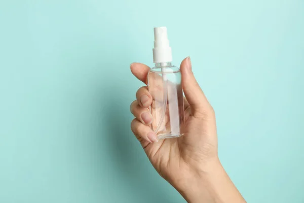 Vrouw Met Antiseptische Spray Lichtblauwe Achtergrond Close — Stockfoto