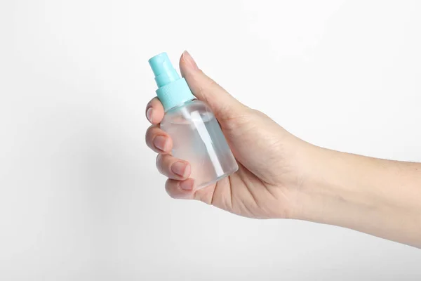 Vrouw Met Antiseptische Spray Witte Achtergrond Close — Stockfoto