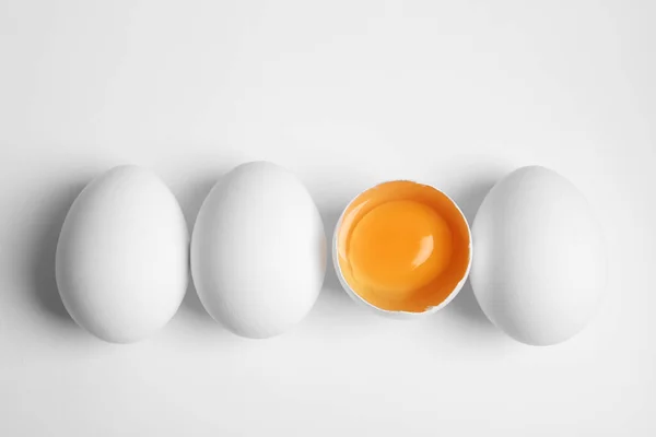 Свіжі Сирі Курячі Яйця Білому Тлі Плоский Лежак — стокове фото
