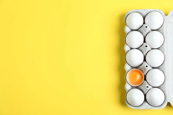 Huevos Pollo Frescos Caja Sobre Fondo Amarillo Vista Superior Espacio — Foto de Stock