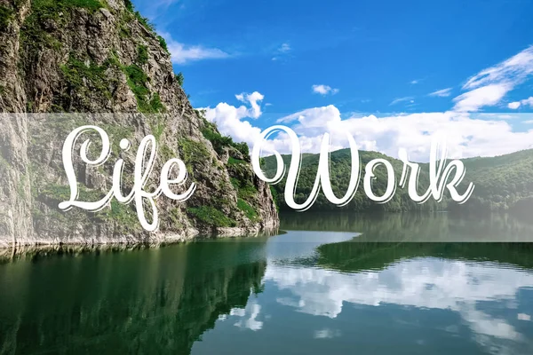 Vue Pittoresque Sur Magnifique Lac Entouré Montagnes Par Une Journée — Photo