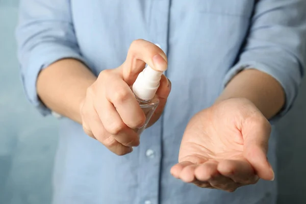 Mujer Rociando Antiséptico Mano Primer Plano Prevención Del Virus —  Fotos de Stock