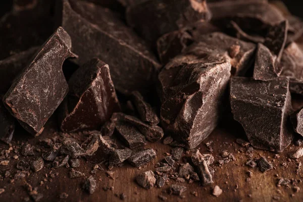 Pedaços Chocolate Escuro Mesa Madeira Close — Fotografia de Stock