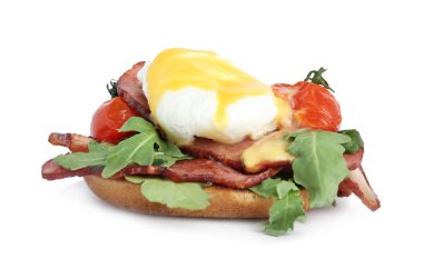 Benedict 'in taze nefis yumurtası beyaz üzerine izole edilmiş.