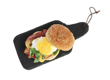 Benedict 'in taze nefis yumurtası beyaza izole edilmiş, üst manzara.