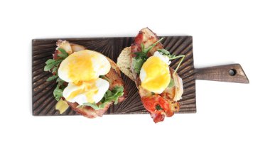 Benedict 'in taze nefis yumurtaları beyaza izole edilmiş, üst manzara.