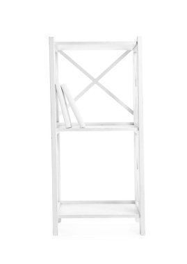 Kitapları beyaza izole edilmiş ahşap raf ünitesi