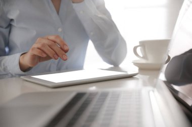 Ofisteki masada modern tabletle çalışan iş kadını, yakın çekim