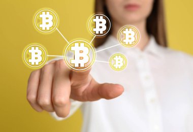 Fintech konsepti. Bitcoin sembollü sanal ekran kullanan kadın