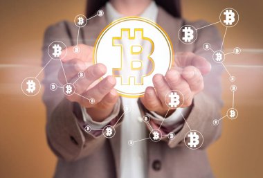 Fintech konsepti. Bitcoin sembolleriyle şema gösteren kadın