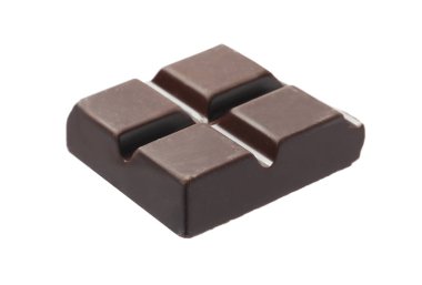 Lezzetli bir parça siyah çikolata beyaza izole edilmiş.