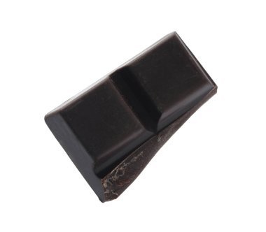 Lezzetli bir parça siyah çikolata beyaza izole edilmiş.