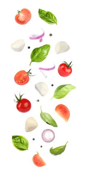 Ser Mozzarella Pomidory Cebula Liście Bazylii Spadające Białe Tło — Zdjęcie stockowe