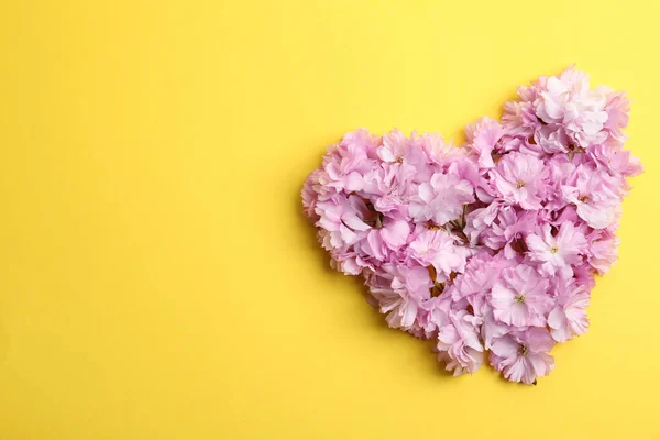 Jantung Dibuat Dengan Bunga Sakura Pada Latar Belakang Kuning Ruang — Stok Foto