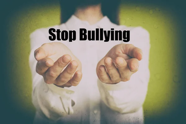 Jovem Mostrando Sinal Stop Bullying Fundo Amarelo Close — Fotografia de Stock