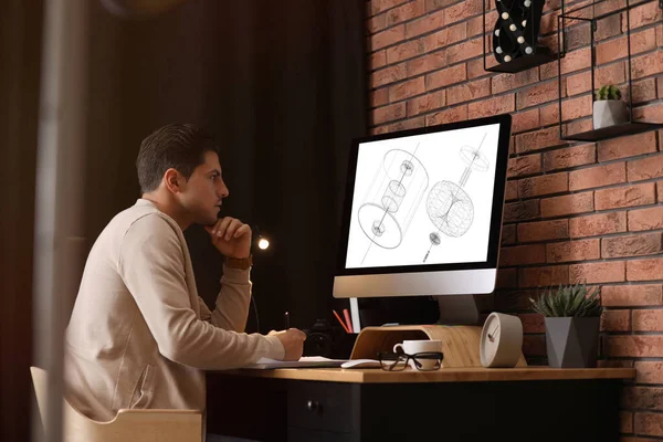 Ofisteki Bilgisayarda Teknik Çizimle Çalışan Erkek Mühendis — Stok fotoğraf