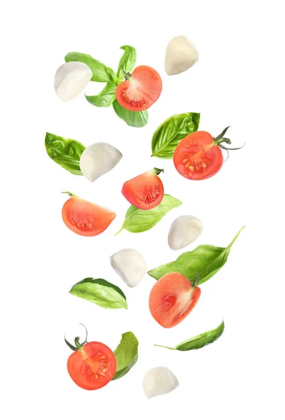Mozzarellaost Tomater Basilikumblader Som Faller Hvit Bakgrunn Capresesalat – stockfoto