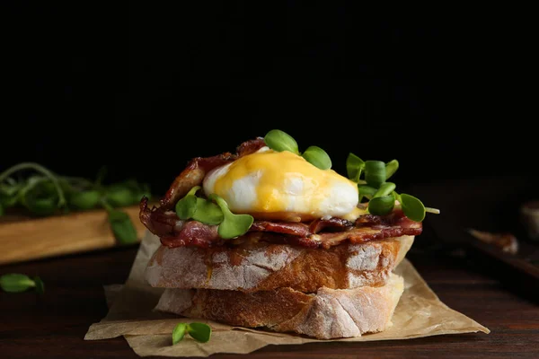 Heerlijk Benedictus Geserveerd Houten Tafel — Stockfoto