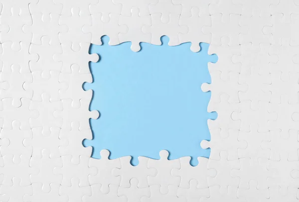 Cadre Réalisé Avec Des Pièces Puzzle Blanc Sur Fond Bleu — Photo