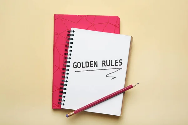 Flache Lagekomposition Eines Notizbuchs Mit Den Worten Goldene Rules Auf — Stockfoto