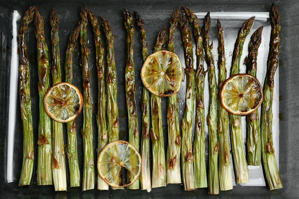 Oven Baked Asparagus Lemon Slices Glass Dish Table Flat Lay — Stock Photo, Image