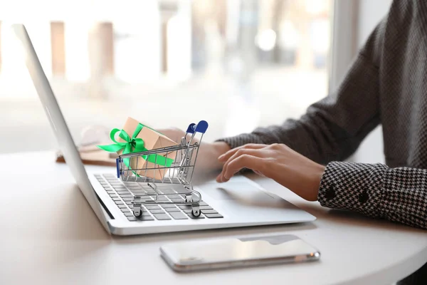 Donna Shopping Online Con Computer Portatile Piccolo Carrello Con Scatola — Foto Stock