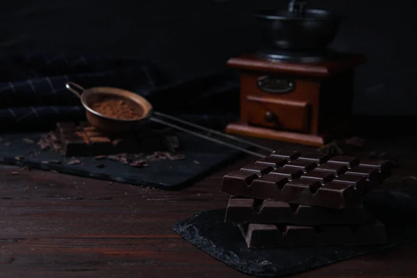 Tahta Masadaki Lezzetli Siyah Çikolatalar — Stok fotoğraf