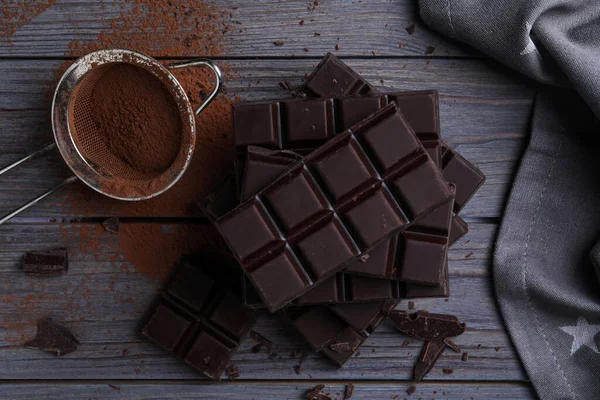 Composição Leigos Plana Com Chocolate Escuro Mesa Madeira — Fotografia de Stock