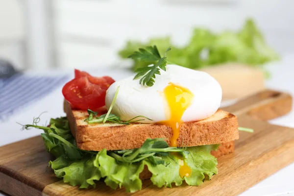 Вкусный Сэндвич Яйцом Подаваемый Деревянной Доске Крупным Планом — стоковое фото