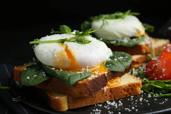 Delicioso Sándwich Huevo Escalfado Servido Pizarra Primer Plano — Foto de Stock