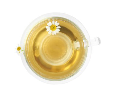 Cam bardakta nefis papatya çayı, beyaz, üst manzara.