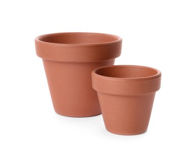 Beyaz tencerelerde izole edilmiş şık terracotta saksıları.