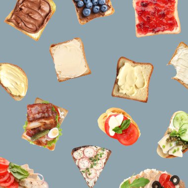 Gri arka planda farklı malzemelerle lezzetli tost ekmeği, üst manzara.