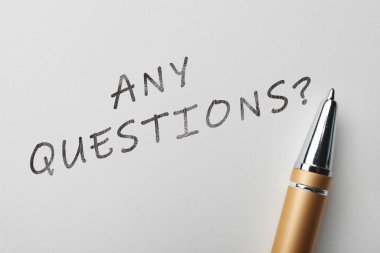 Beyaz kağıt üzerine herhangi bir soru ve kalem cümlesi, üst görünüm