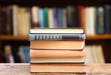 Kütüphanedeki masada bir yığın eski antika kitap