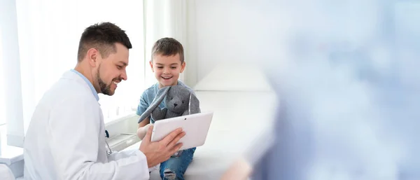Arzt Arbeitet Mit Kleinem Patienten Der Klinik Raum Für Text — Stockfoto