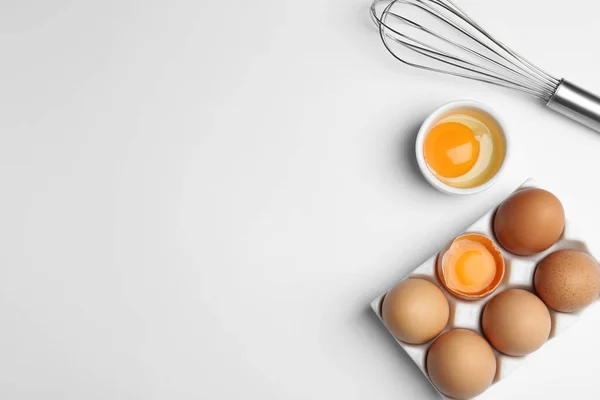 Ponga Composición Plana Con Huevos Pollo Sobre Fondo Blanco Espacio — Foto de Stock