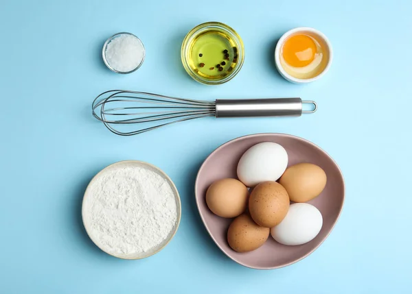 Composición Plana Con Huevos Pollo Sobre Fondo Azul Claro — Foto de Stock