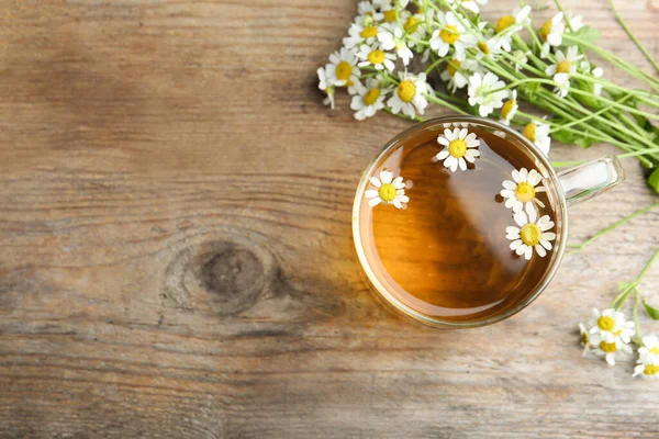 Tasse Tee Und Kamillenblüten Auf Holztisch Flach Gelegt Raum Für — Stockfoto