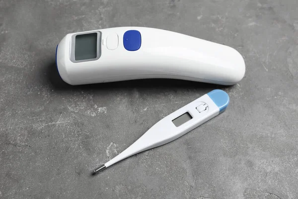 Non Contact Infrarood Digitale Thermometers Grijze Stenen Achtergrond — Stockfoto